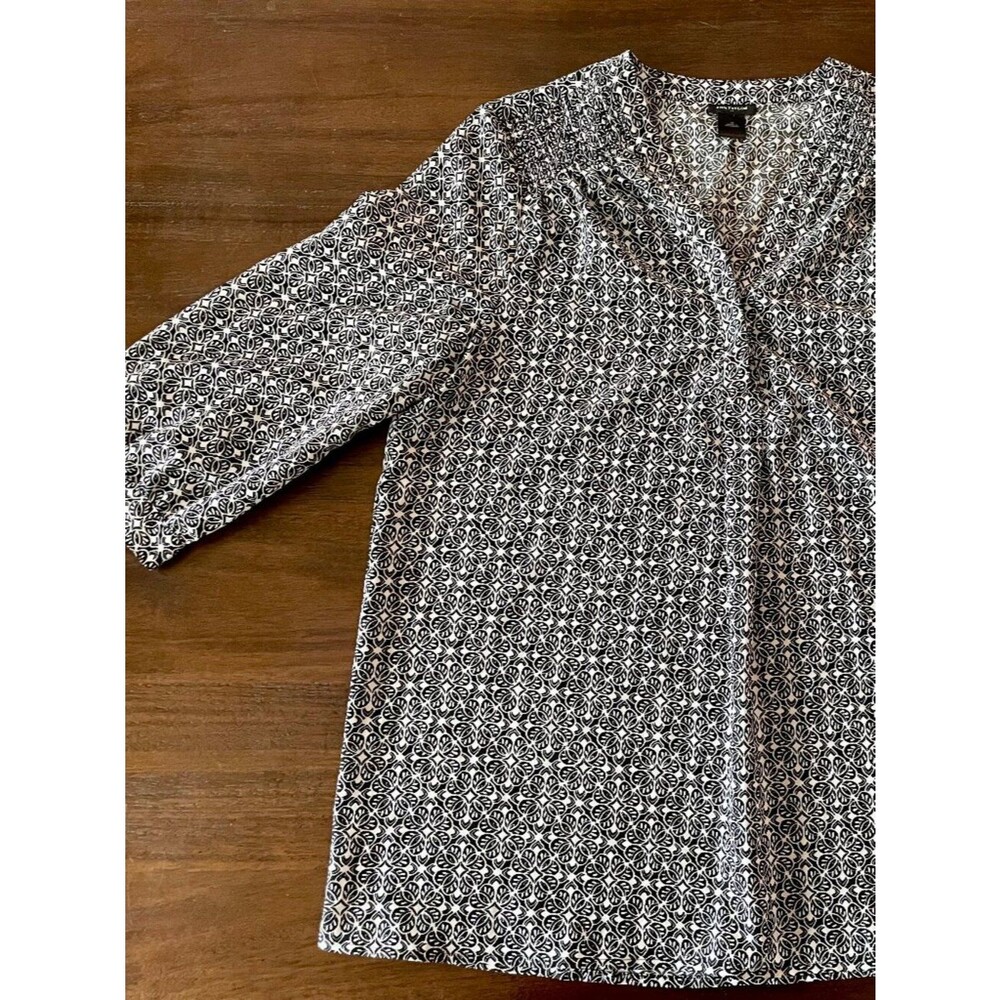 Ann Taylor Black & White Patterned V-Neck Top – Size Medium